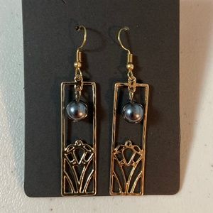 Honu (Turtle) Hamilton Gold with Shell Pearl Earrings